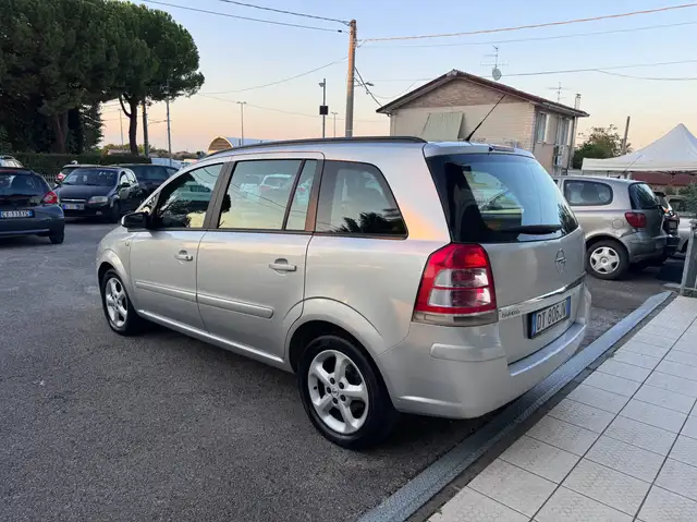 Opel Zafira view 4