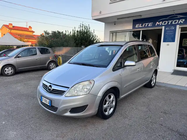 Opel Zafira view 2