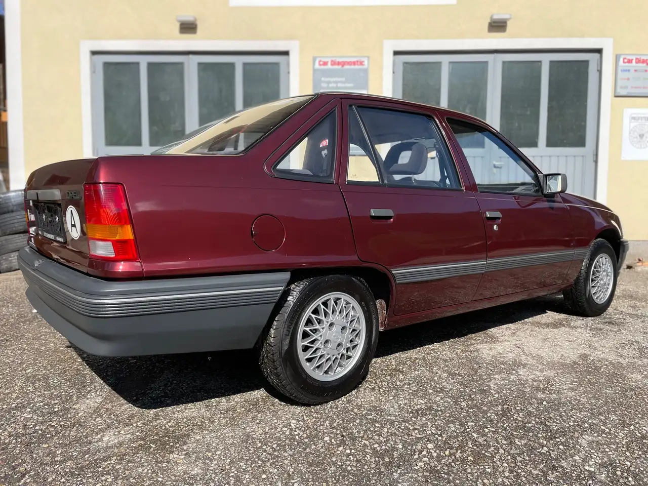 Opel Kadett Limousine in Violett gebraucht in Scheffau am Tennengebirge für  € 6 900,-