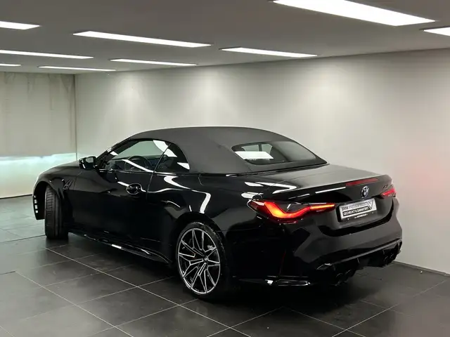 BMW M4 view 3