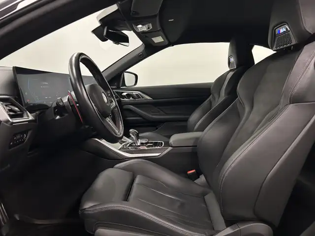 BMW M4 view 4