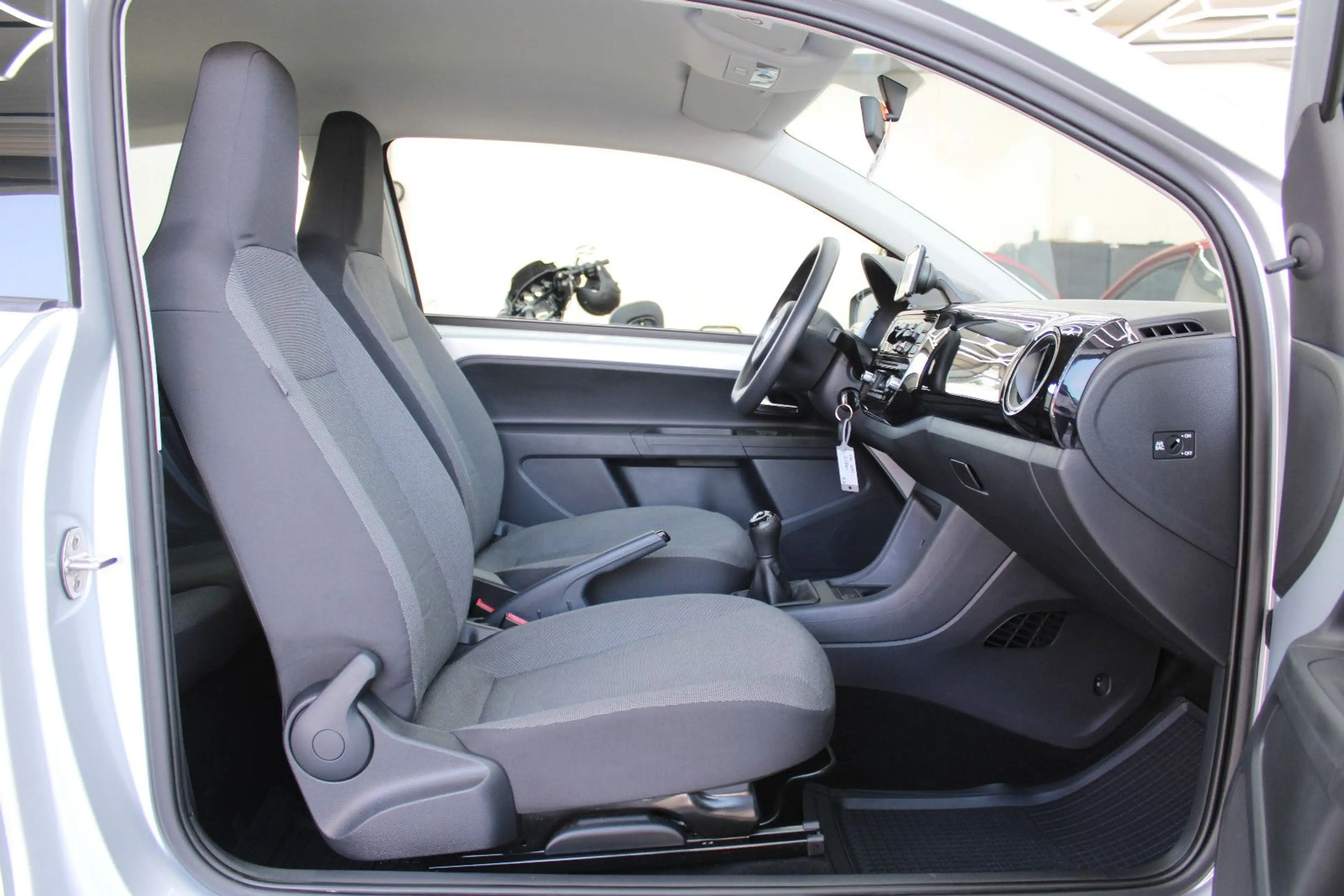 Volkswagen up! *TÜV&Inspektion Neu*Navi*Klima*Sound-Paket* — photo 11