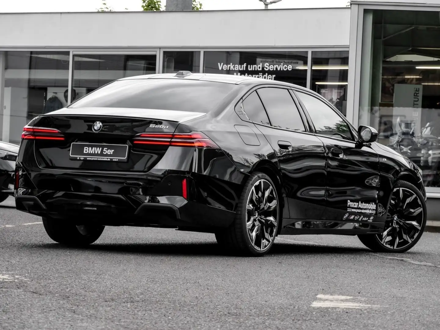 BMW 520 d M Sport HUD PANO ACC AHK RFK NAVI Standh. Schwarz - 2