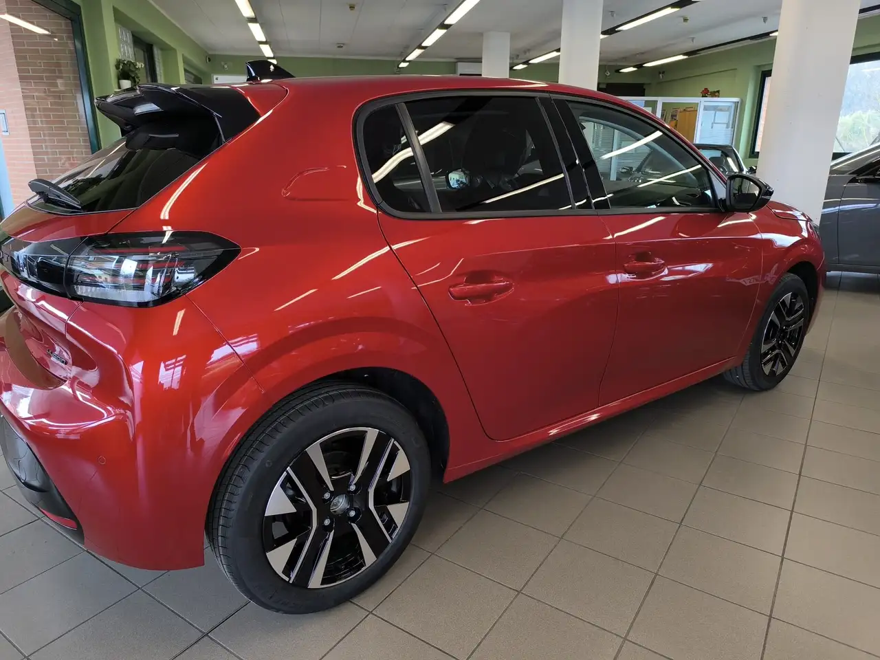 Peugeot 208 1.2 hybrid Allure 110cv e-dcs 6 9
