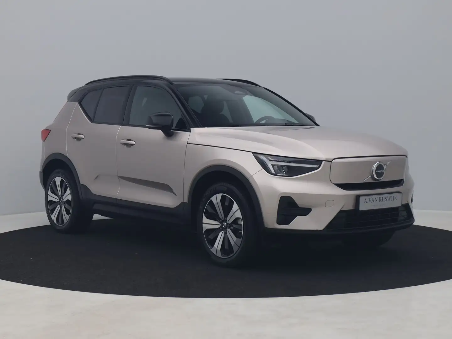 Volvo XC40 Recharge Core 70 kWh | CAMERA Grijs - 2