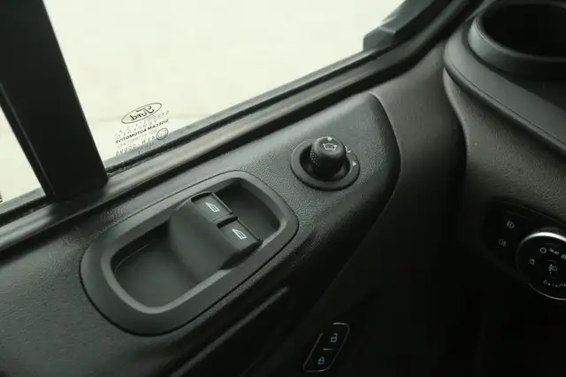 Ford Transit Custom view 19