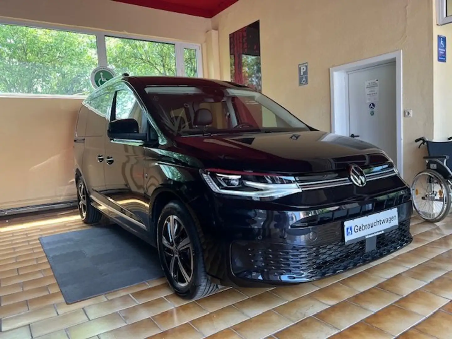 Volkswagen Caddy Maxi Style Autom Black Edition Rollstuhlrampe LED Schwarz - 2