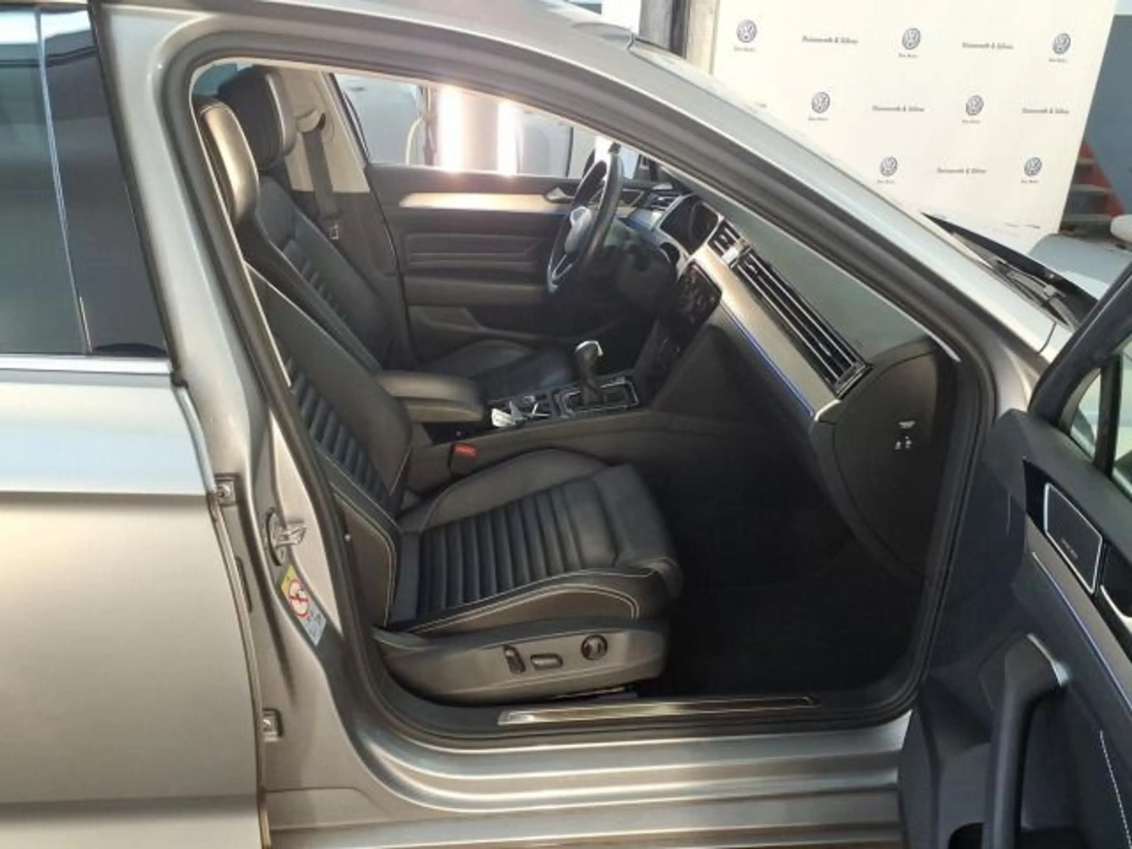 Volkswagen Passat Variant Elegance 2.0 TSI R-Line/Pano/Lede — photo 5