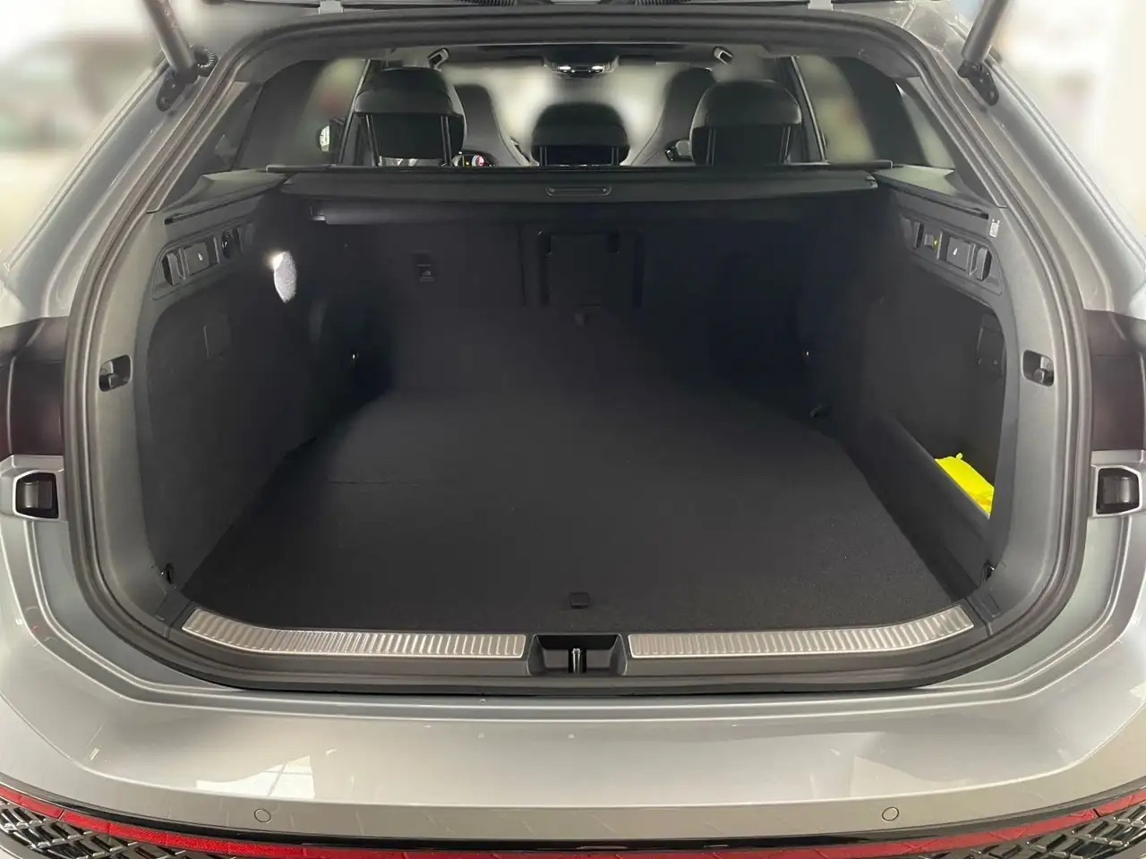Volkswagen Passat Variant R-Line 1,5 l eHybrid DSG+AHK+MASS 13