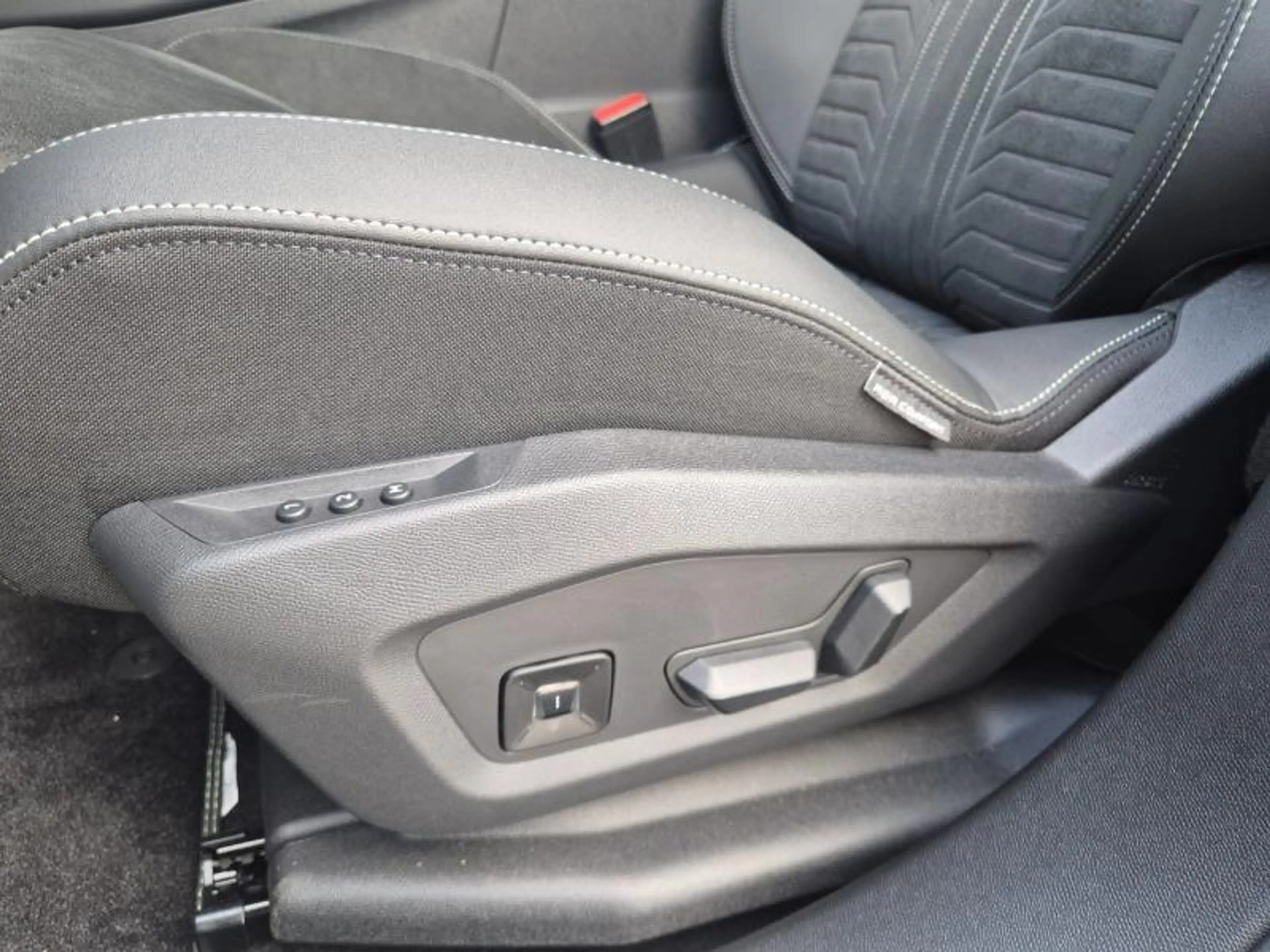 Peugeot 5008 MASSAGE/ALCANTARA/AGR/360 CAMERA PACK/DRIVE ASSIST — photo 6