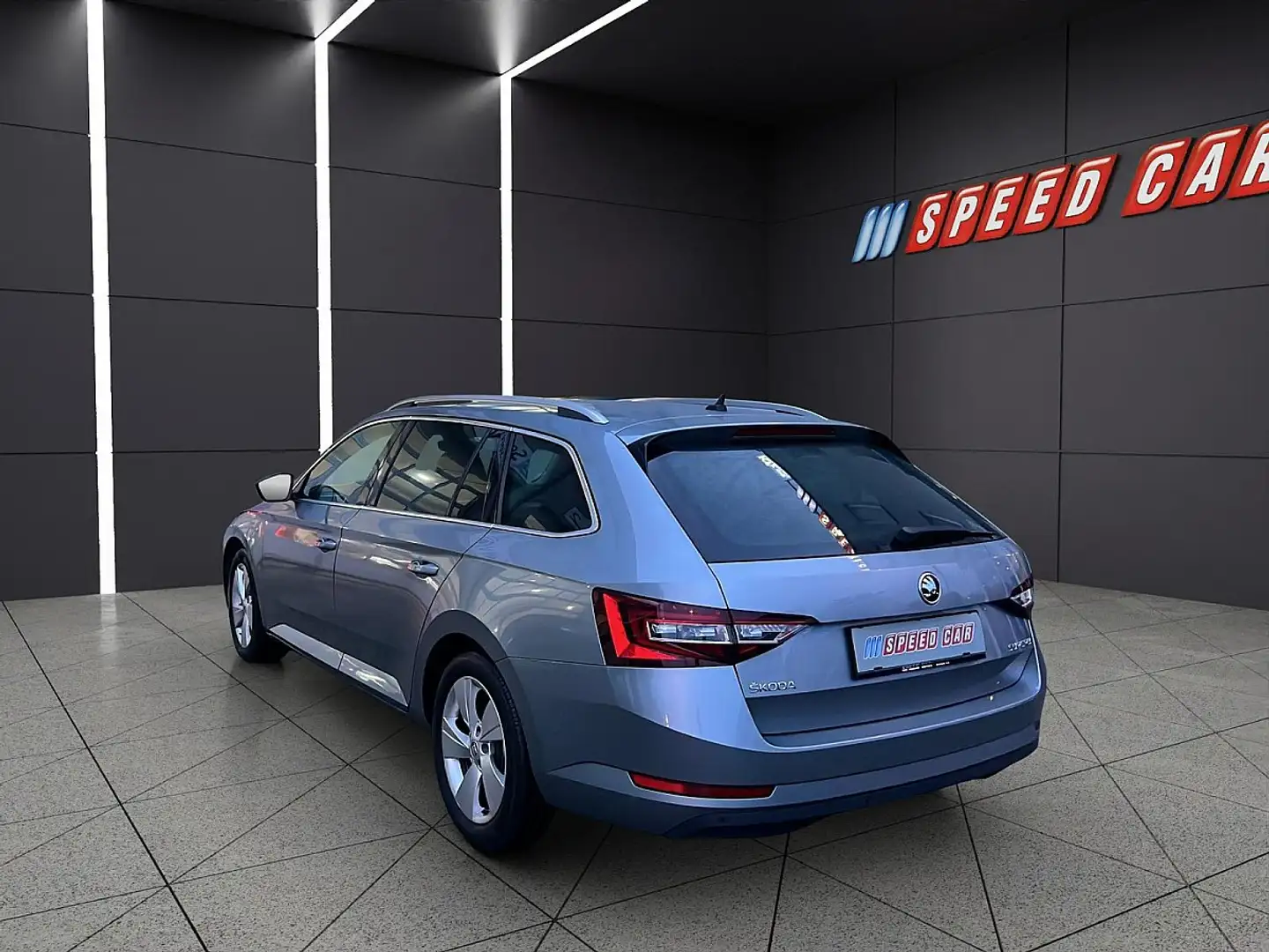 Skoda Superb 2,0 TDI Active Blau - 1