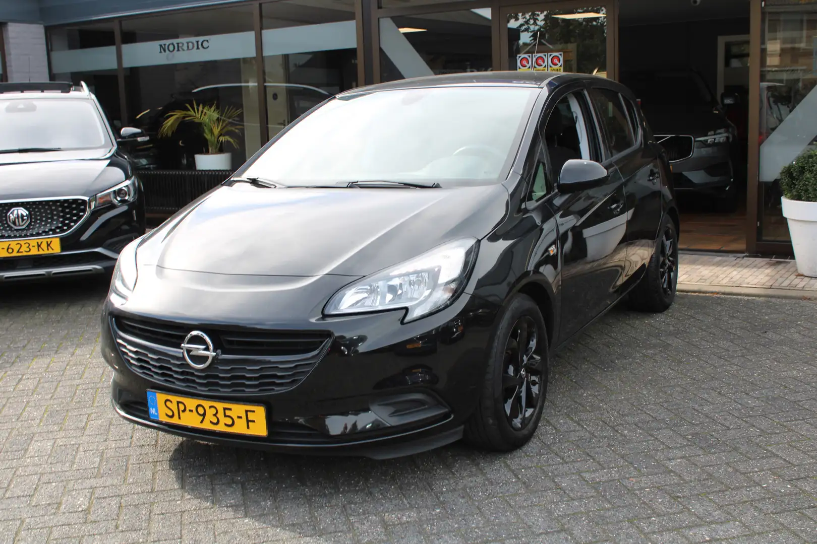 Opel Corsa 1.4 BLACK EDITION 5DRS / AIRCO / NAVIGATIE / PARKE Schwarz - 2