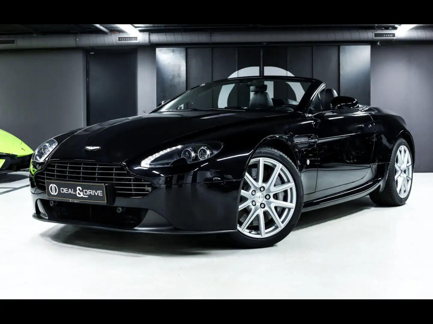 Aston Martin V8 VANTAGE ROADSTER 4.7 436°MANUAL°NAVI°PDC Schwarz - 1