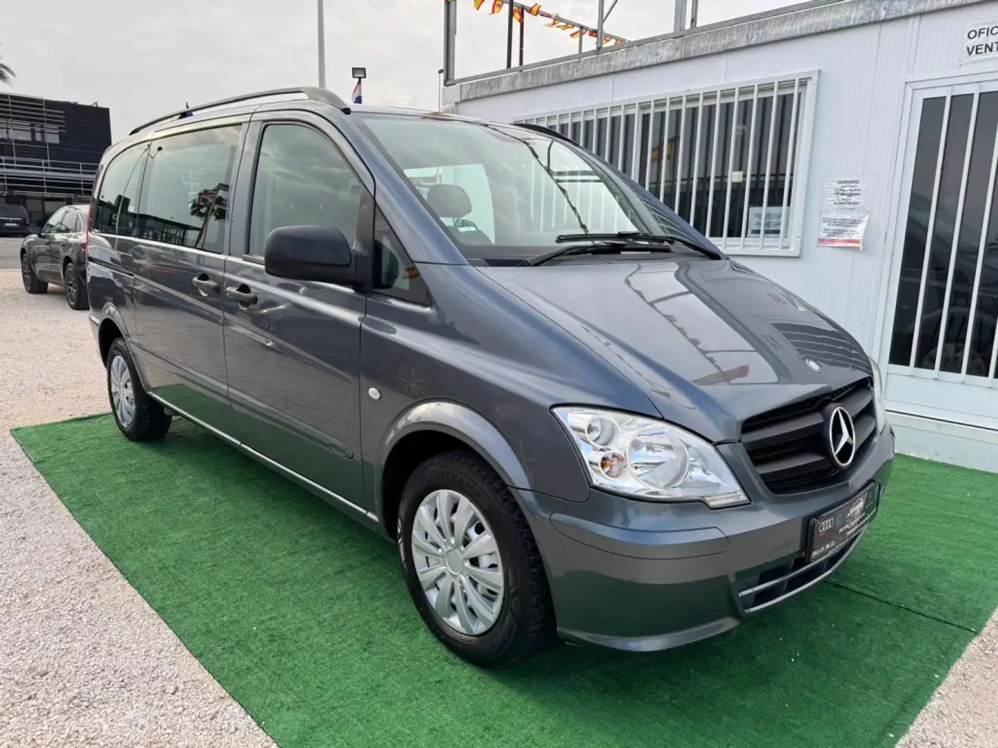 Mercedes-Benz Vito MERCEDES-BENZ Industrial  Manual de 4 Puertas Gris - 2