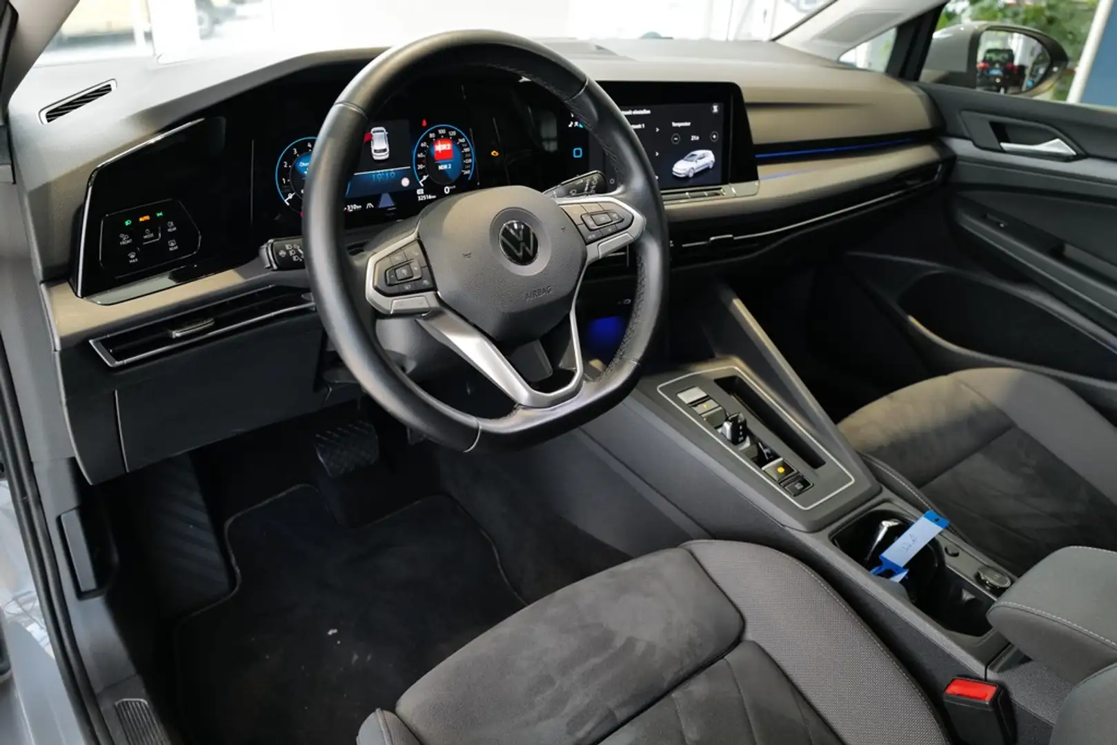 Volkswagen Golf VIII 1.5eTSI DSG Style AHK Pano StHz Headup DCC Grijs - 2