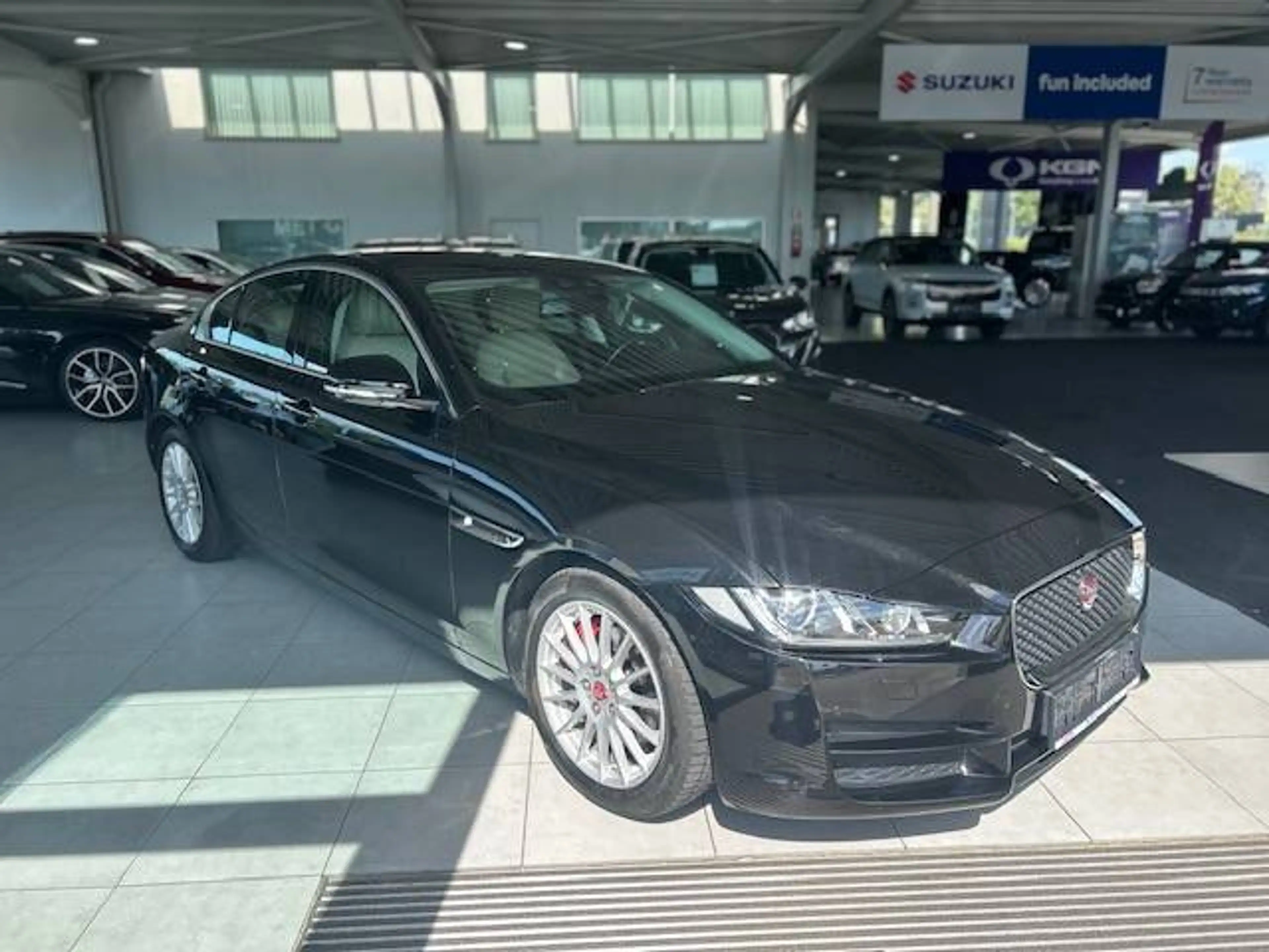 Jaguar XE XE 2.0 D E-Performance Prestige, camera, SHOWROOMSTAAT — photo 2