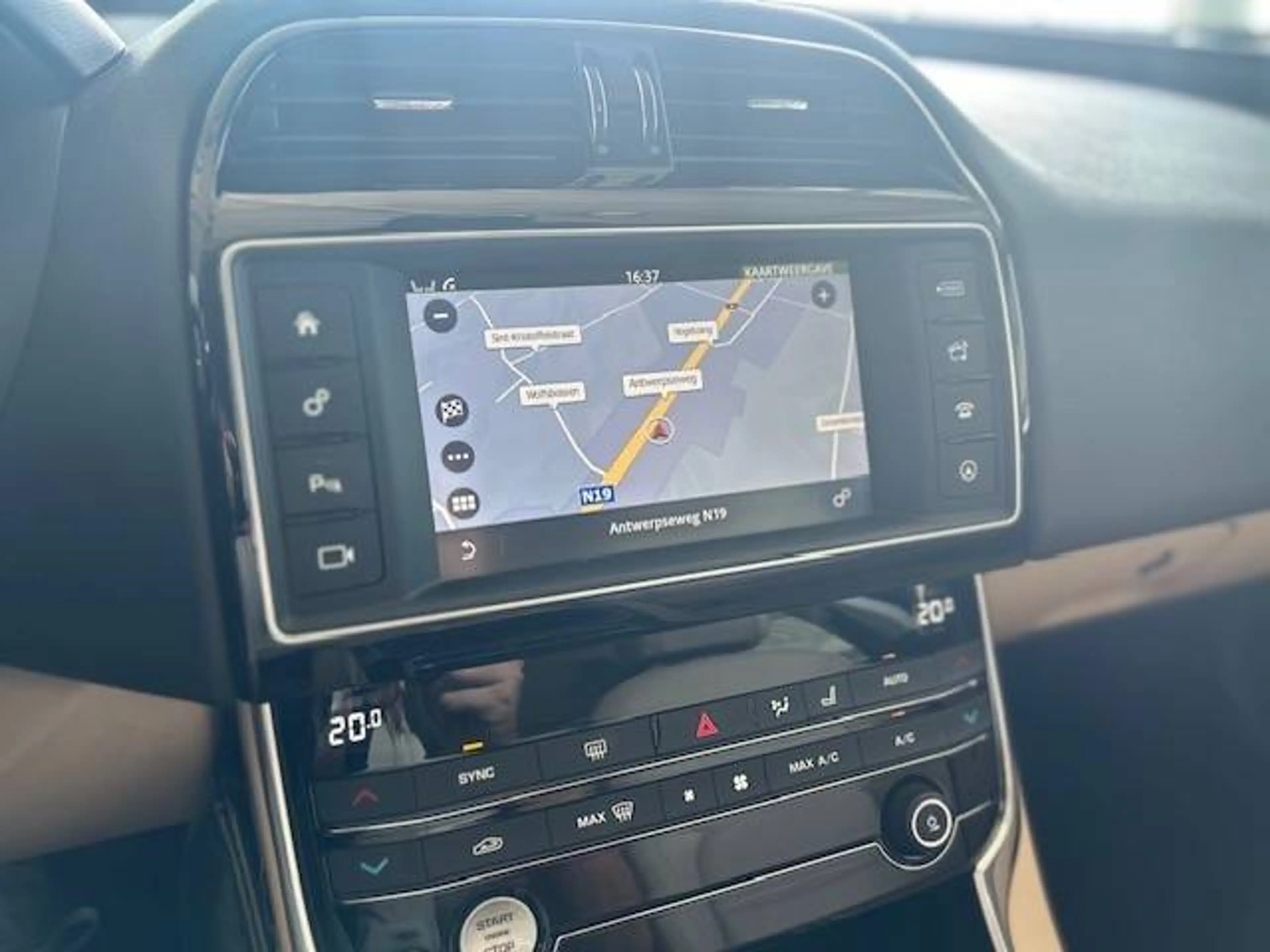 Jaguar XE XE 2.0 D E-Performance Prestige, camera, SHOWROOMSTAAT — photo 11