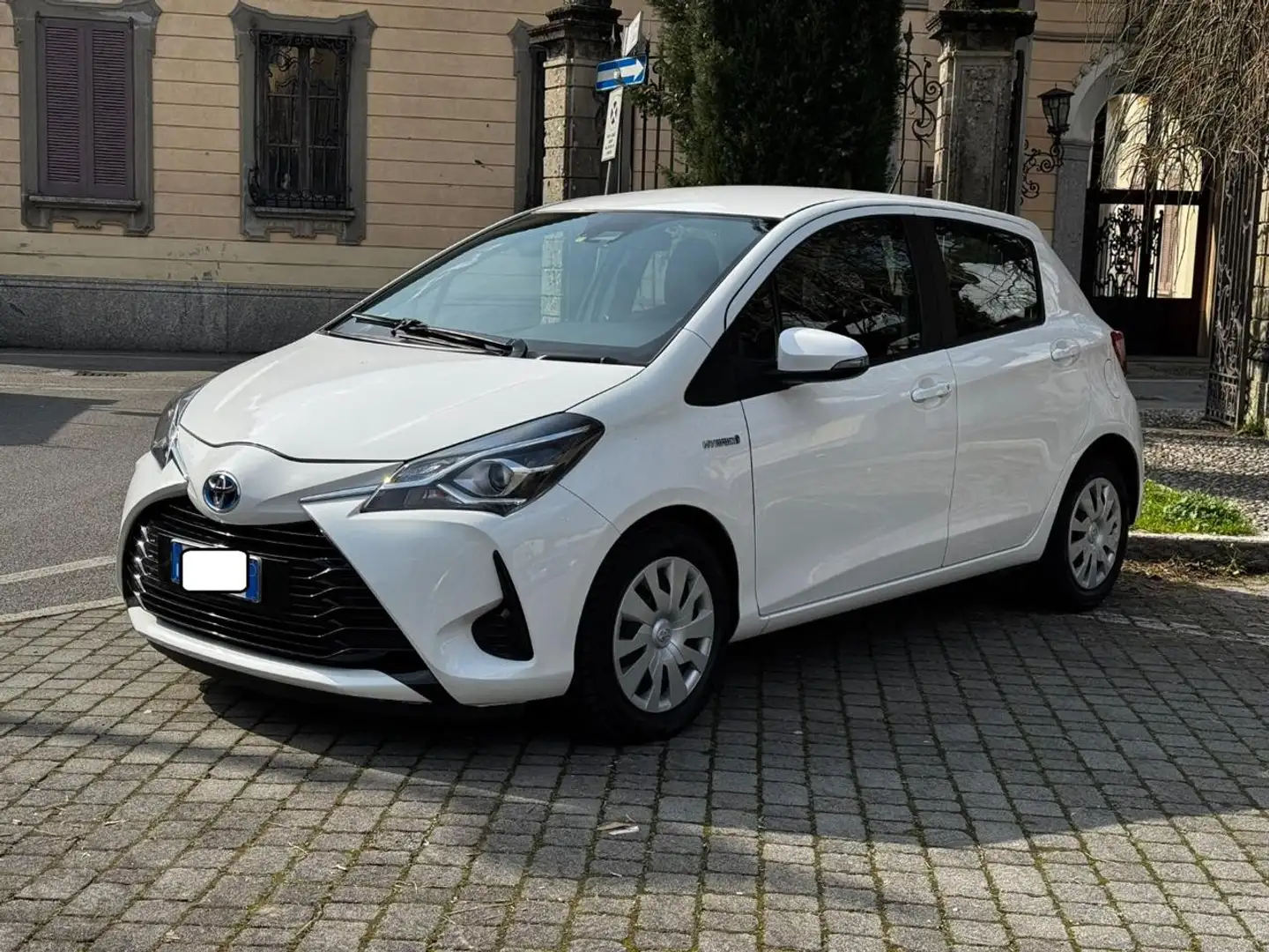 Toyota Yaris 1.5 Hybrid 5 porte Cool Blanco - 1