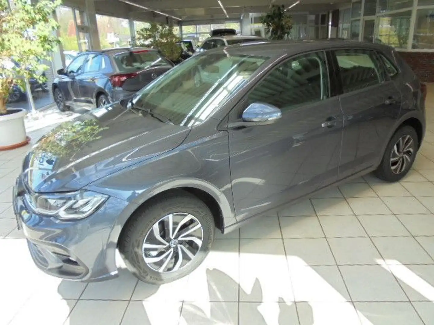 Volkswagen Polo Life DSG/Climatr/PDC/SHZ/Kamera/ACC/4JGaran Grijs - 1