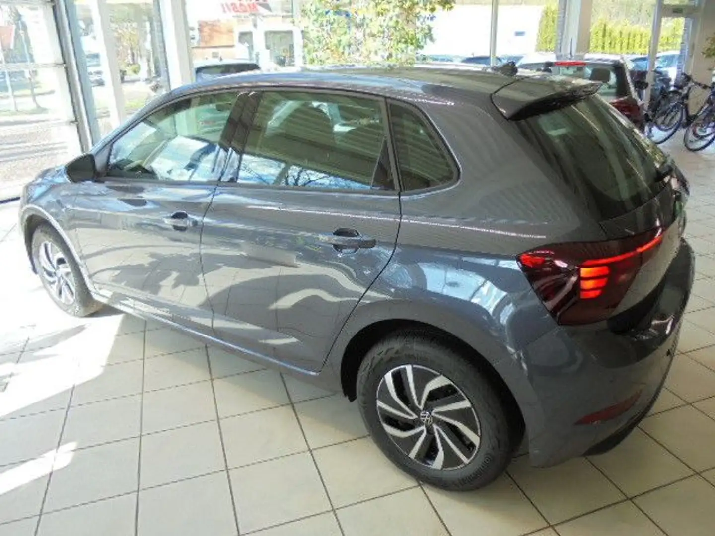 Volkswagen Polo Life DSG/Climatr/PDC/SHZ/Kamera/ACC/4JGaran Grijs - 2