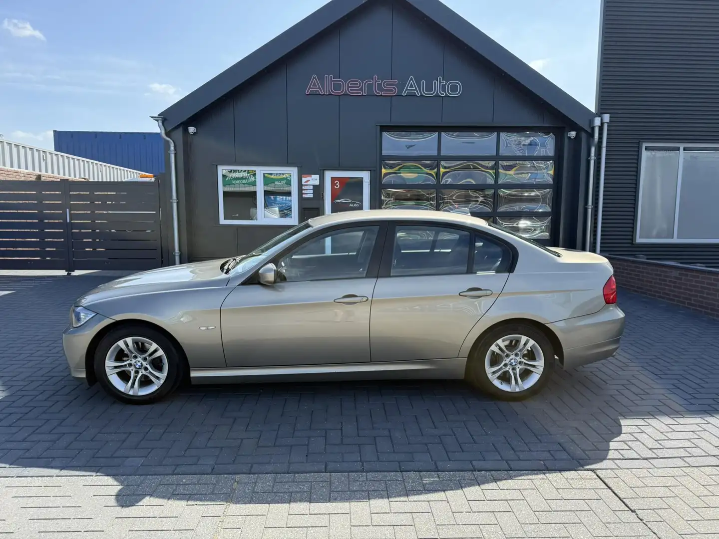 BMW 320 3-serie 320i Business Line | LEDER | NAVI | CLIMA Beige - 2