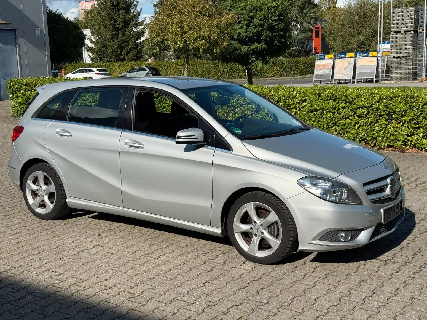 Mercedes-Benz B 180 Garantie* Sport-Paket* TÜV Neu* Silber - 1