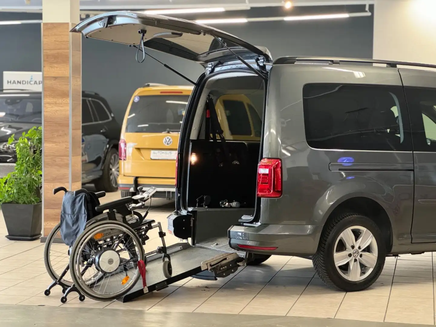 Volkswagen Caddy DSG  Maxi Behindertengerecht-Rampe Grau - 1