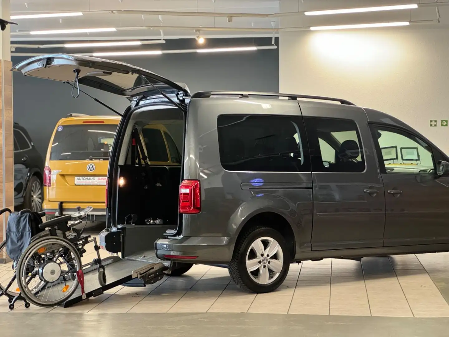 Volkswagen Caddy DSG  Maxi Behindertengerecht-Rampe Grau - 2