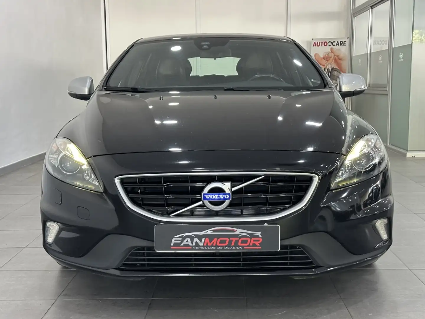 Volvo V40 D2 R-Design Momentum 120 Schwarz - 1