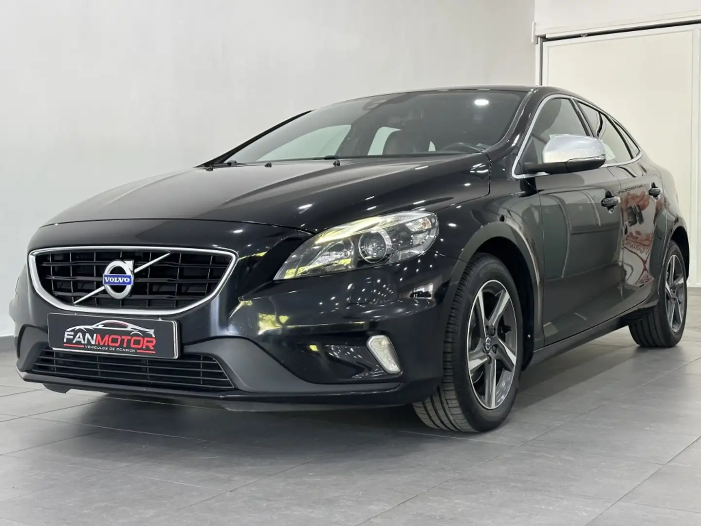 Volvo V40 D2 R-Design Momentum 120 Schwarz - 2