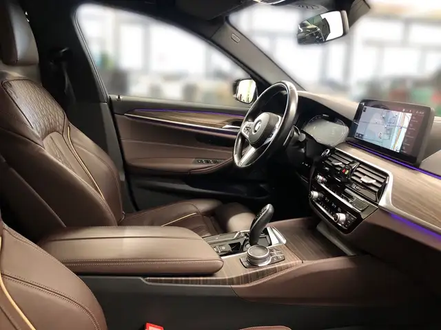 BMW 5 Series view 11