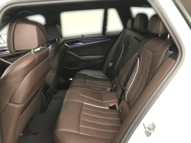 BMW 5 Series view 6
