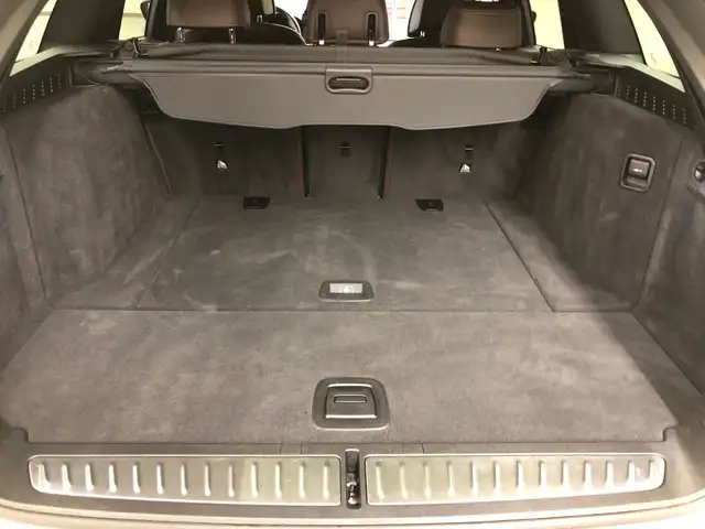 BMW 5 Series view 10