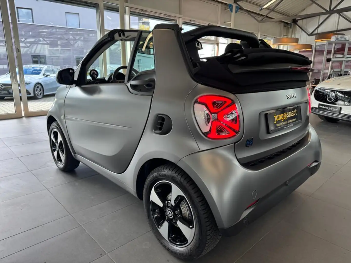 smart forTwo EQ cabrio matt 22kw Kamera Carbon Lenkradh Grau - 2