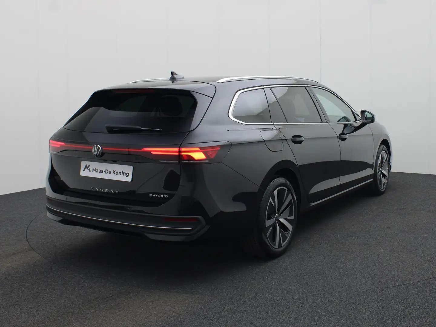 Volkswagen Passat Variant 1.5eHybrid 150kW/204PK Business DSG · Navigatie · Zwart - 2