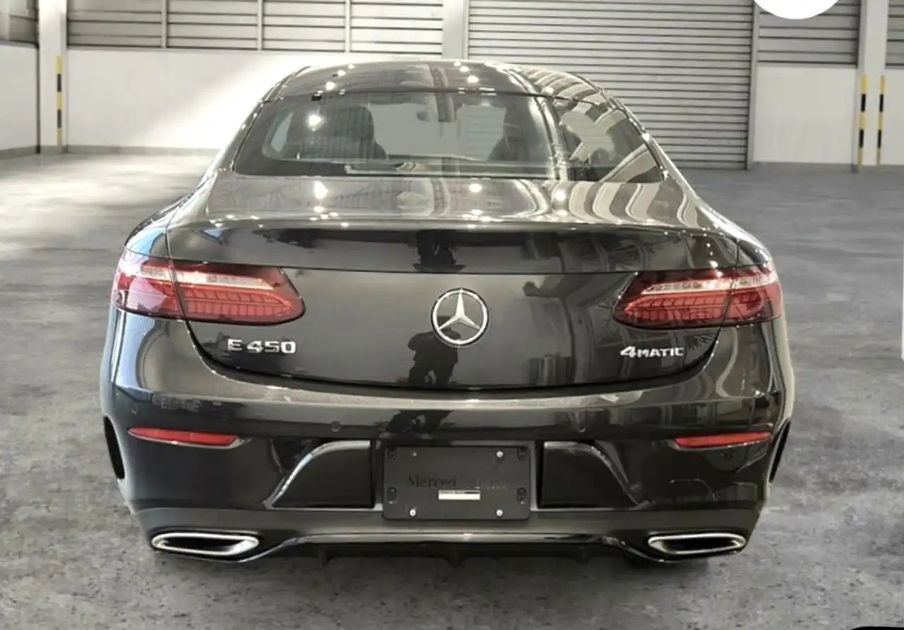 Mercedes-Benz E-Class снимка Mercedes-Benz E-Class