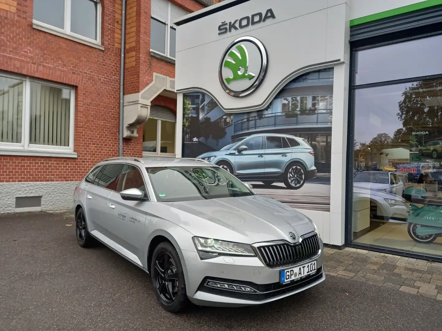 Skoda Superb Combi Style 2,0 TDI 110 kW 7-Gang DSG AHK srebrna - 1