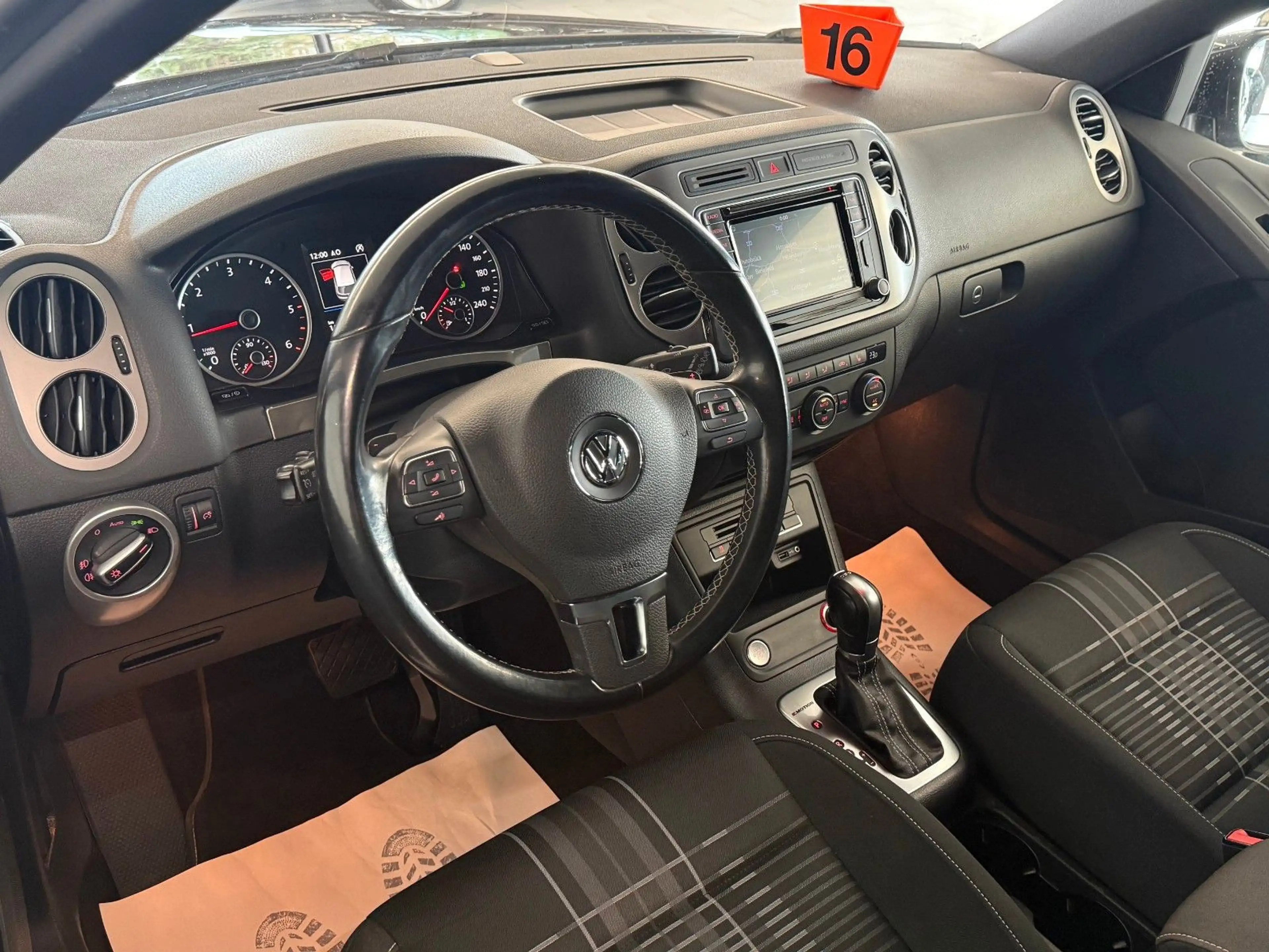 Volkswagen Tiguan 2.0 TDI DSG Lounge 4Motion R-Kam Carplay — photo 10