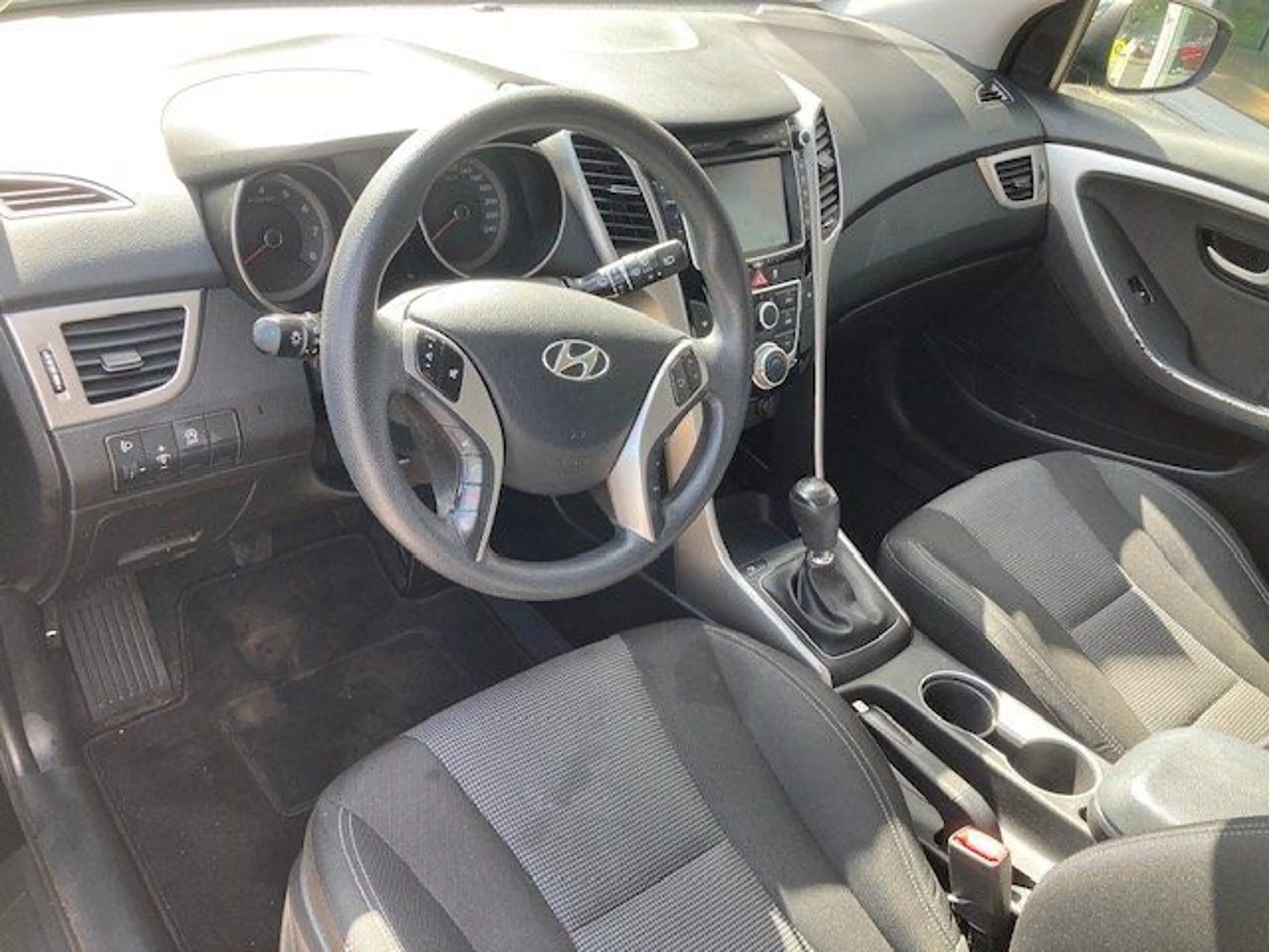 Hyundai i30 1.4i Kamera Navi Ganzjahresreifen Klima — photo 8