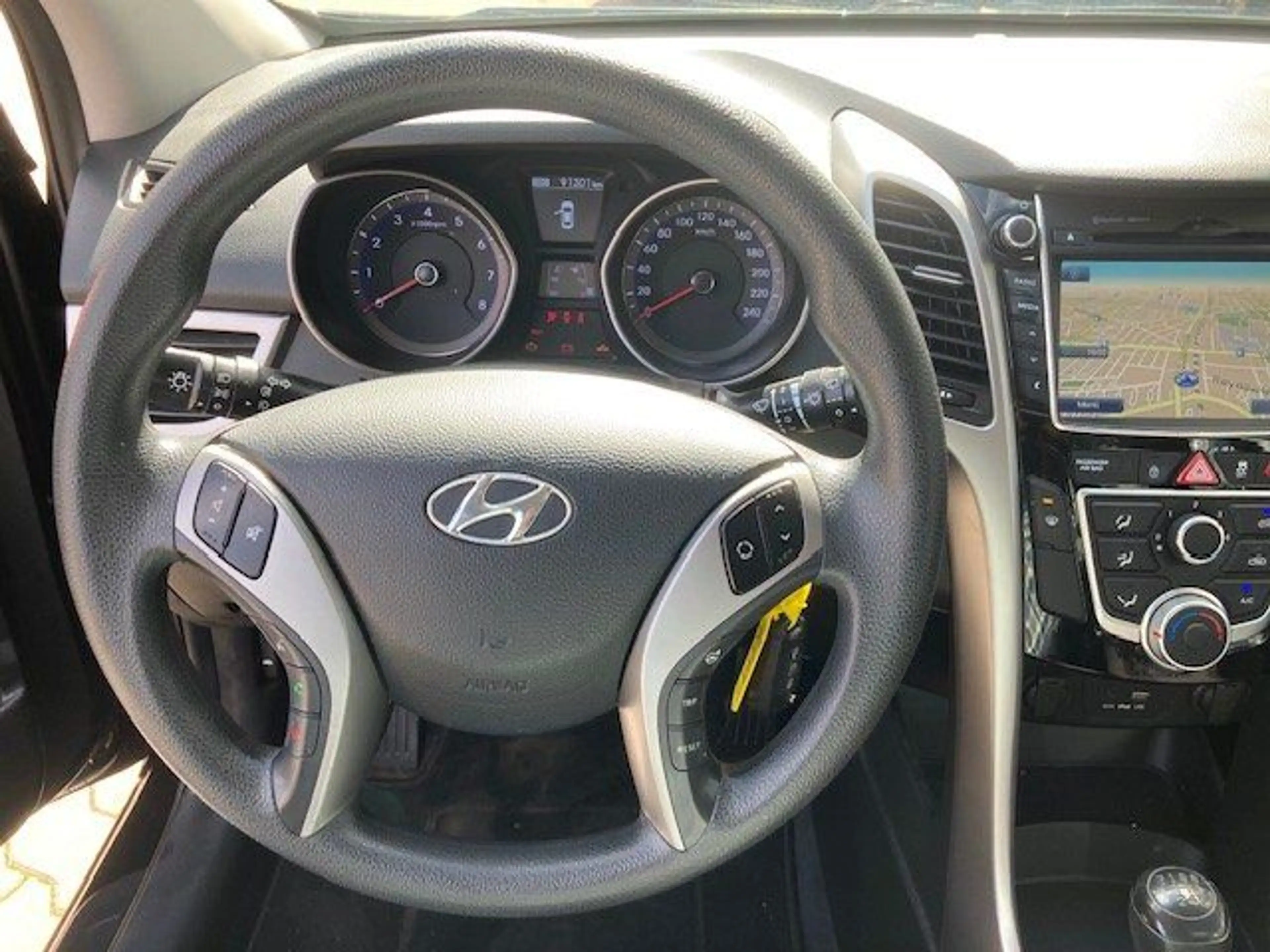 Hyundai i30 1.4i Kamera Navi Ganzjahresreifen Klima — photo 9