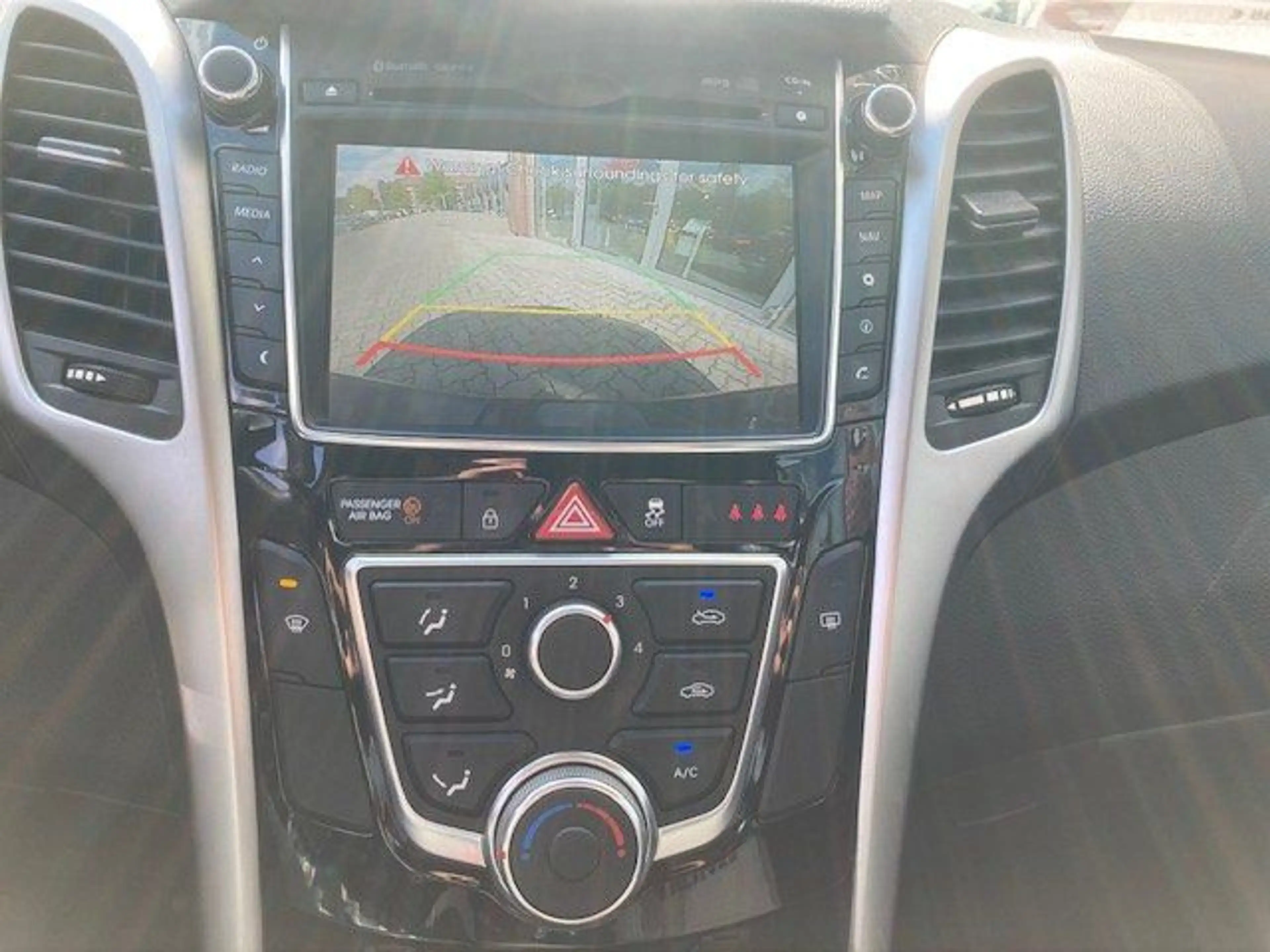 Hyundai i30 1.4i Kamera Navi Ganzjahresreifen Klima — photo 11