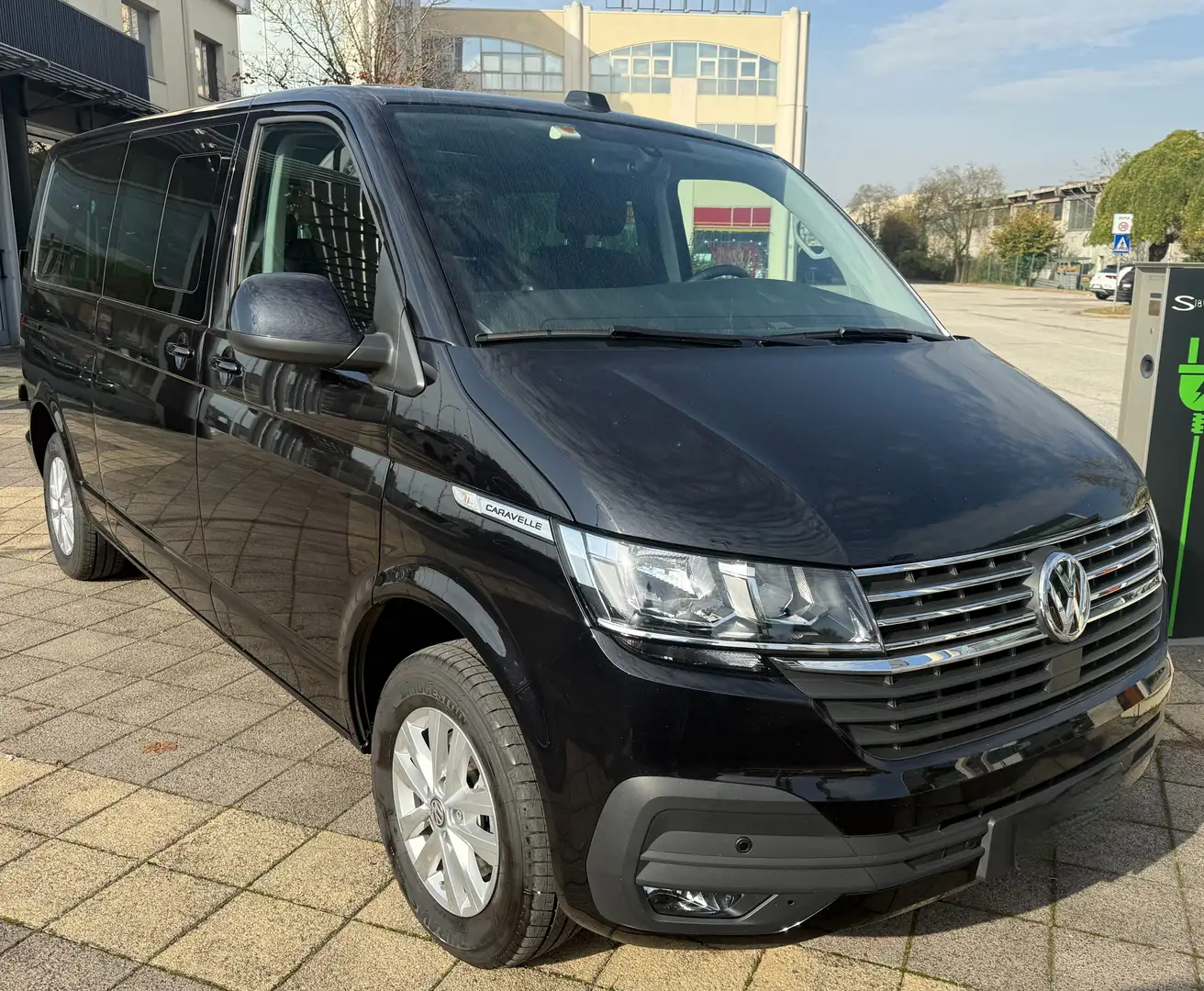 Volkswagen T7 Caravelle Comfort Line Passo Lungo 8 posti Nero - 2