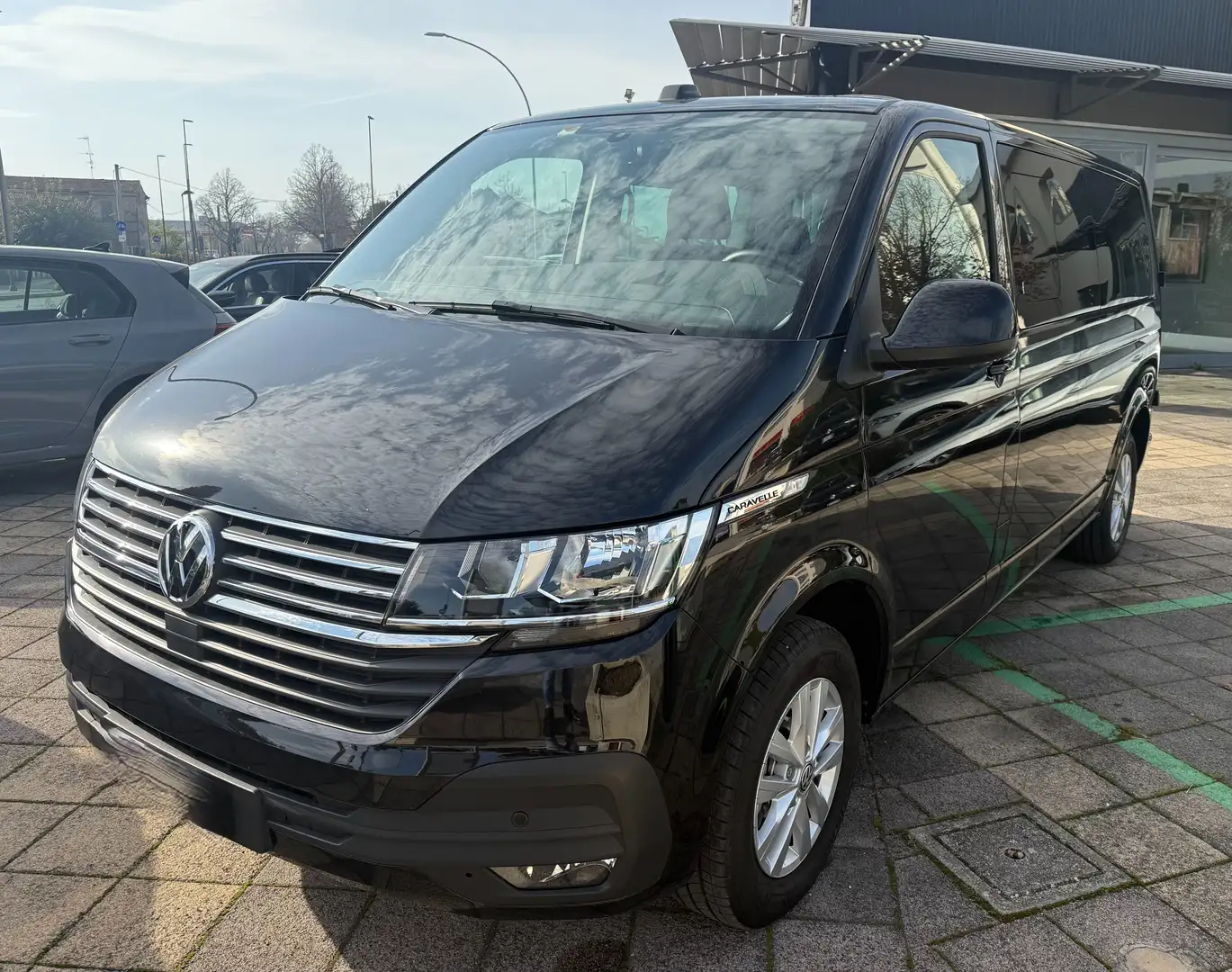Volkswagen T7 Caravelle Comfort Line Passo Lungo 8 posti Nero - 1