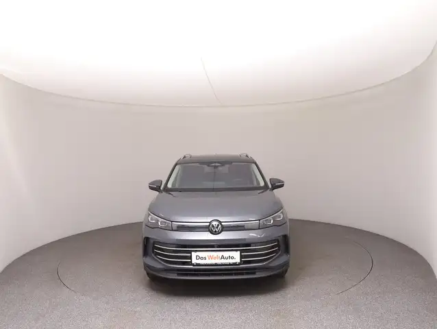 Volkswagen Tiguan view 3