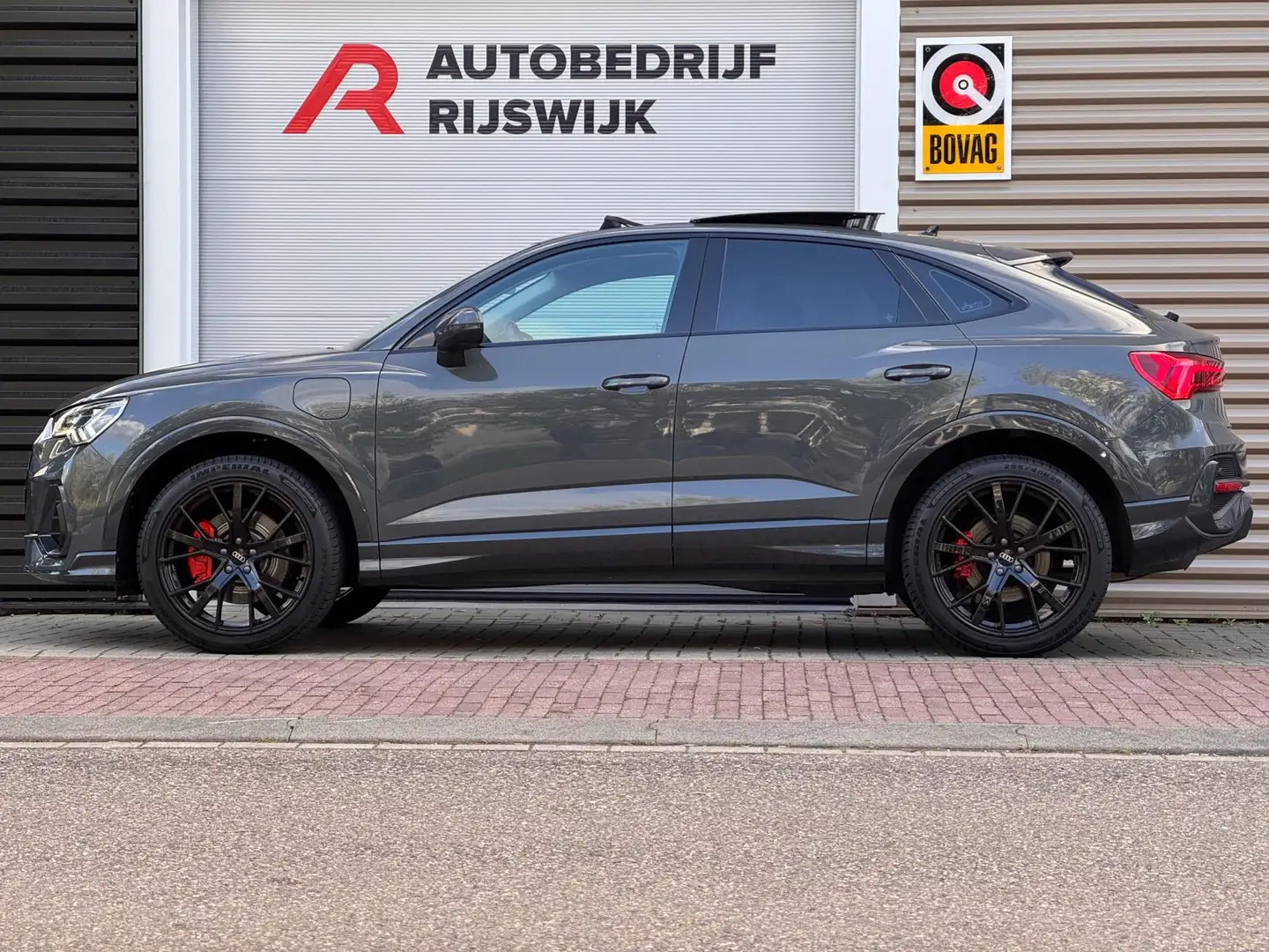 Audi Q3 Sportback 45 TFSI e S Edition Pano/Matrix/AppleCar Grijs - 2