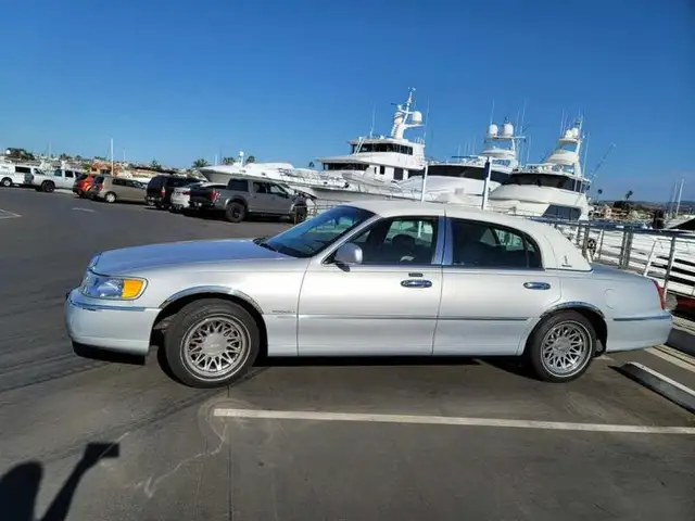 Lincoln Town Car Signature Series