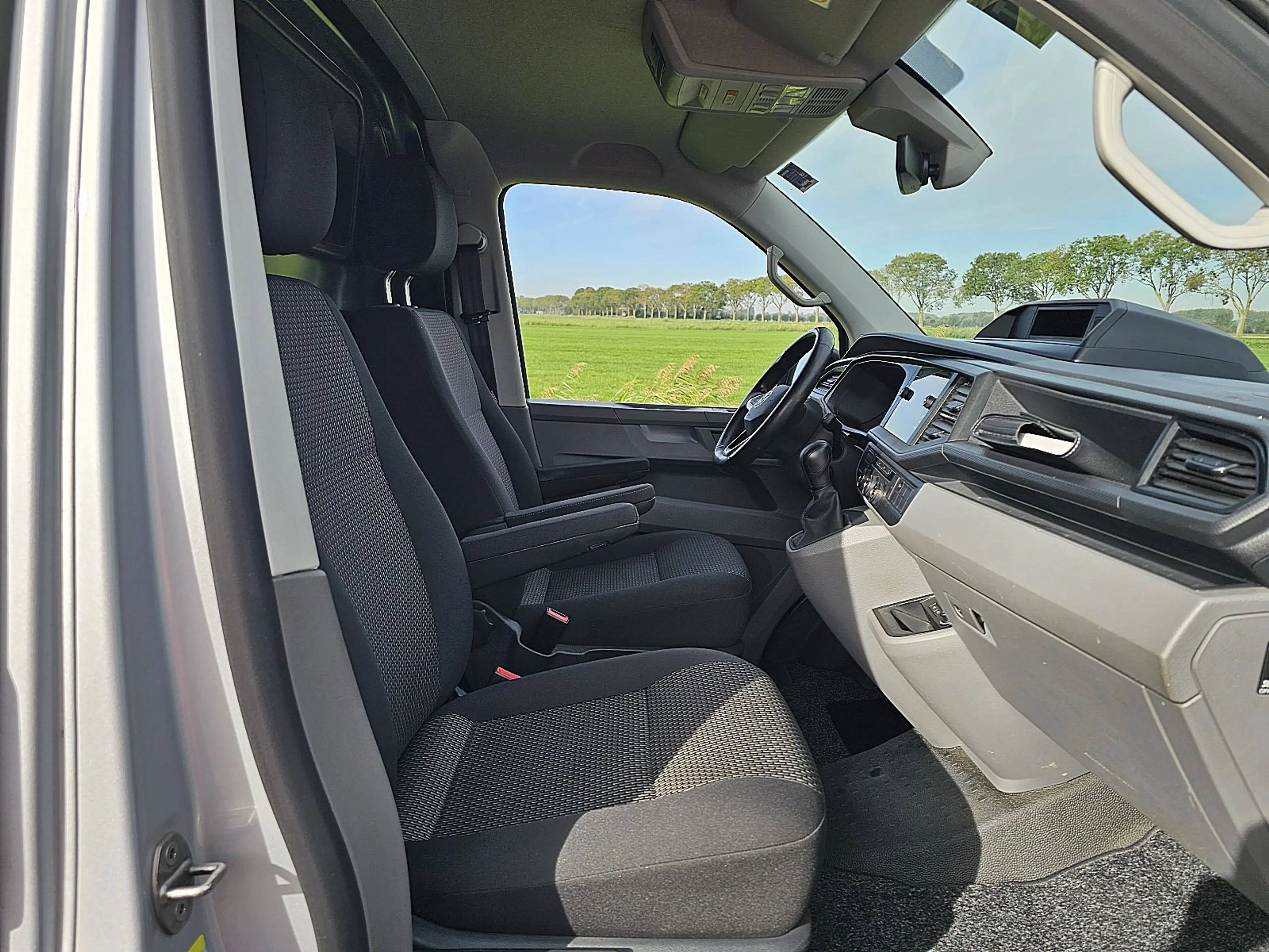 Volkswagen Transporter 2.0 TDI L2H1 LED Navi Autom. — photo 7