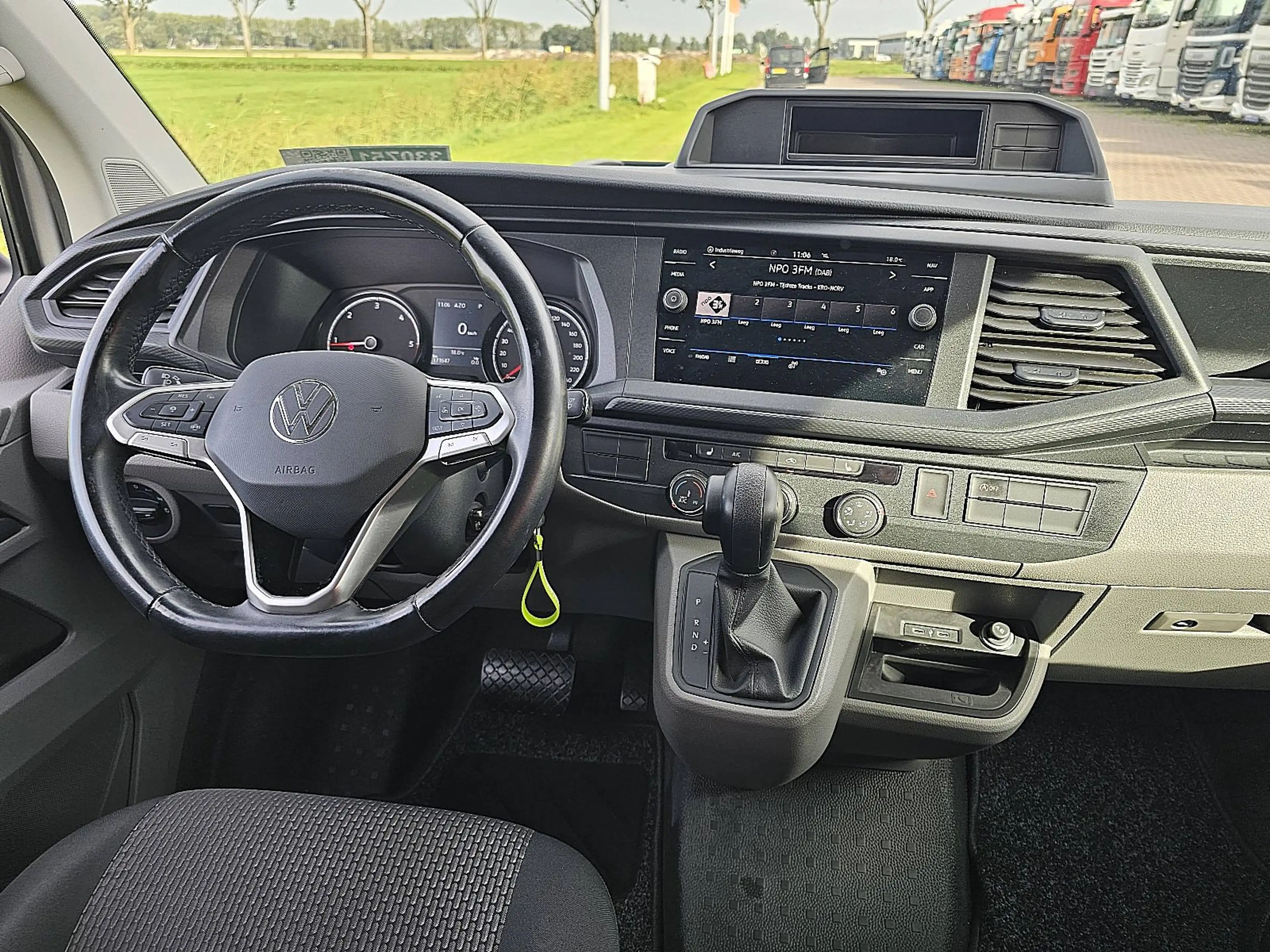 Volkswagen Transporter 2.0 TDI L2H1 LED Navi Autom. — photo 8