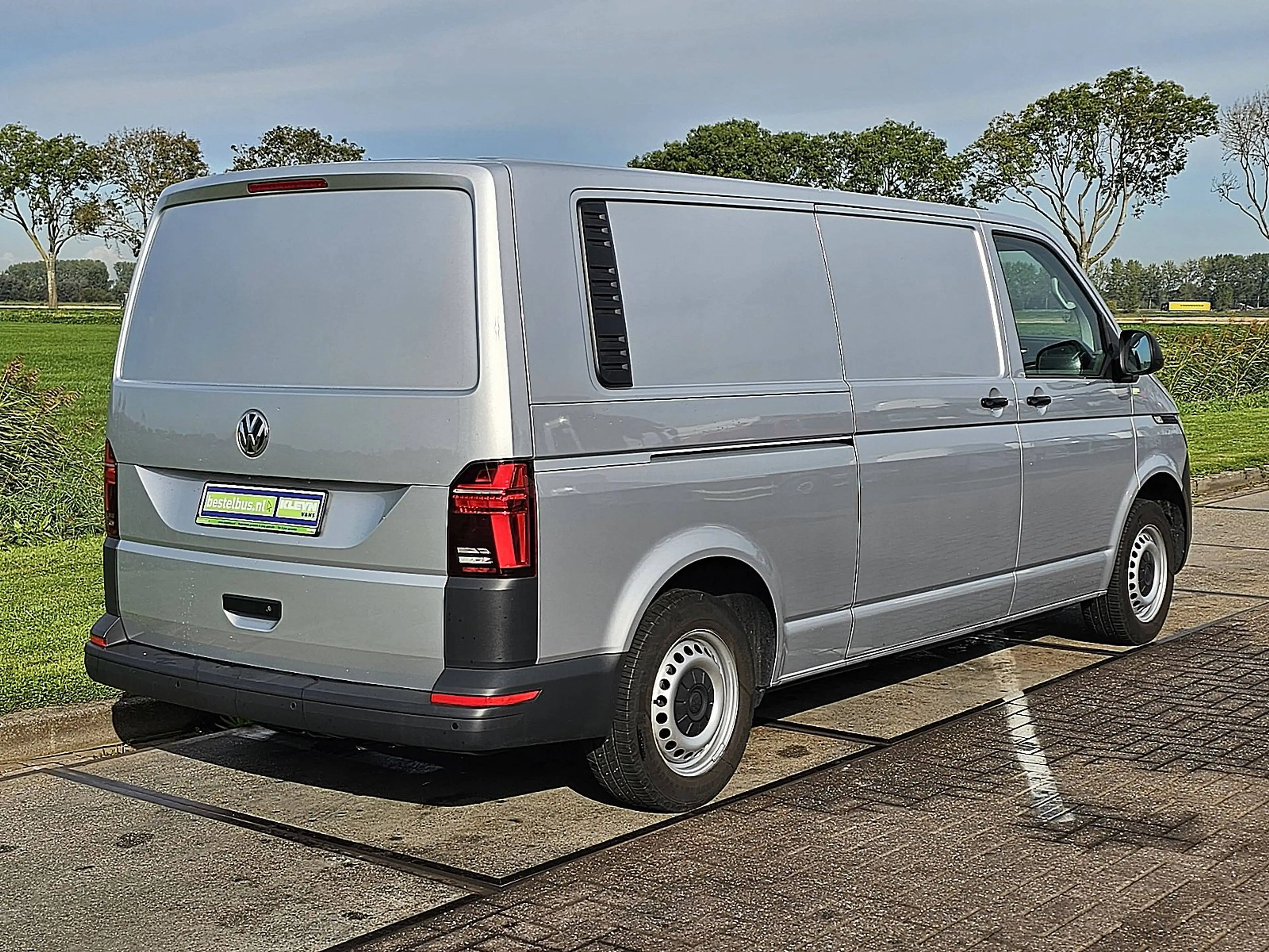 Volkswagen Transporter 2.0 TDI L2H1 LED Navi Autom. — photo 3