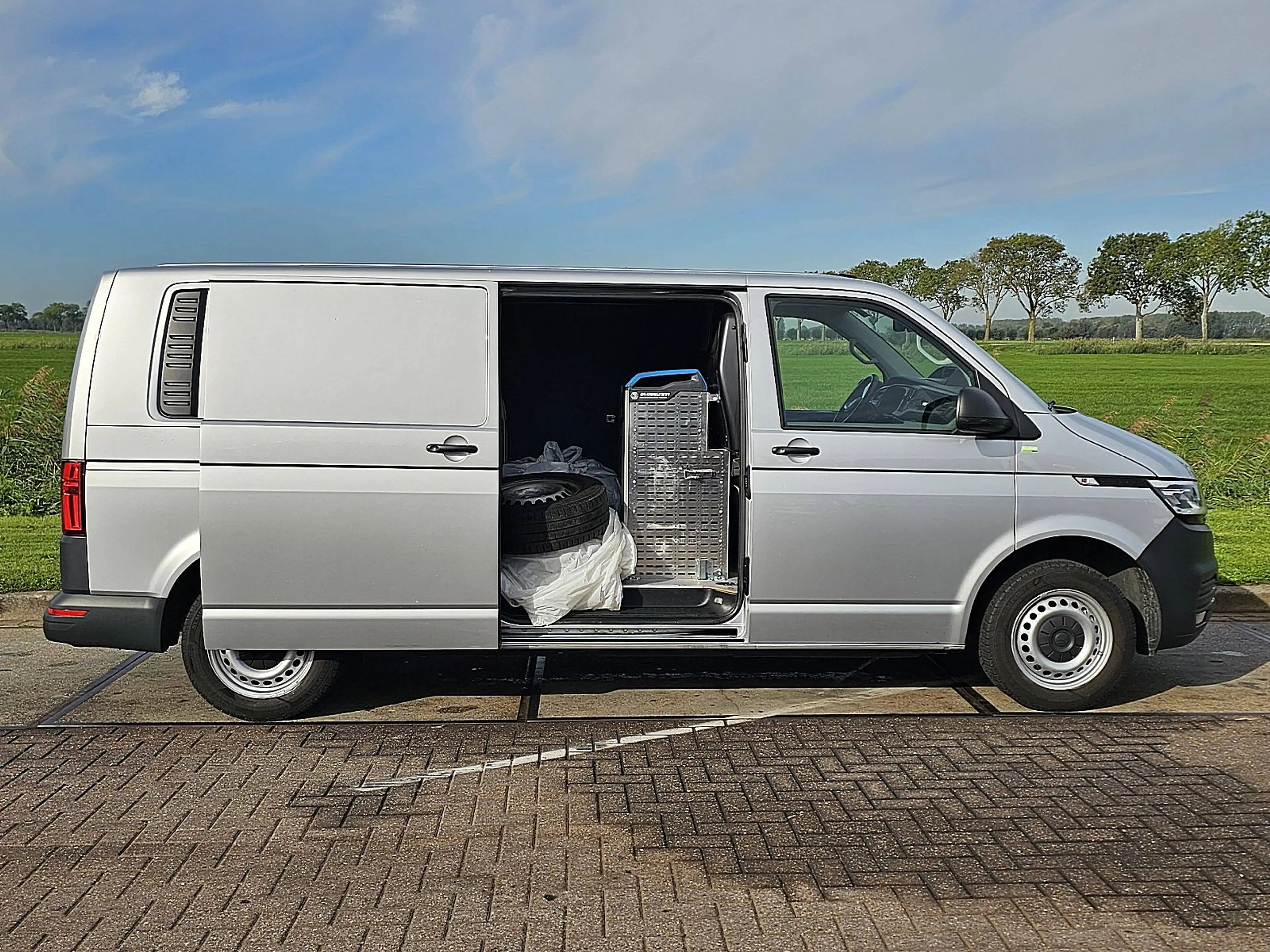 Volkswagen Transporter 2.0 TDI L2H1 LED Navi Autom. — photo 14